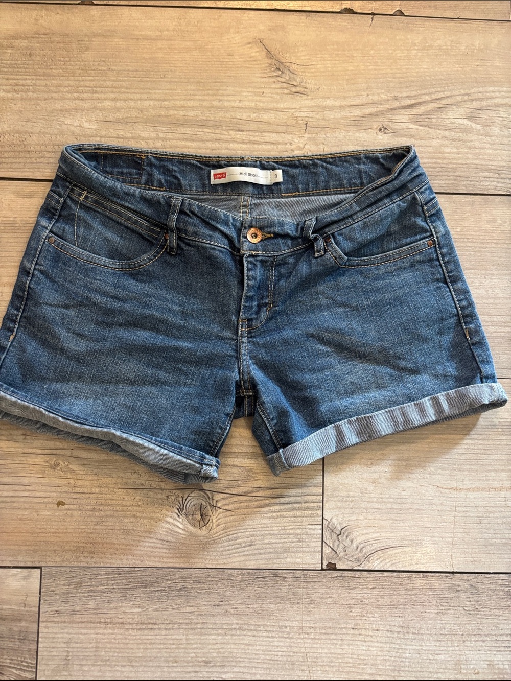 Levi's Women's Denim Roll-Hem Shorts - Medium Blue Size 8 MIDI Shorts Like New